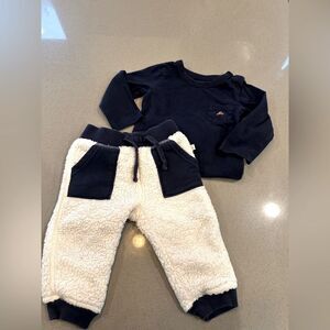 Baby Gap Boy set: Navy blue long sleeve onesie & Sherpa long pants size 12-18 m